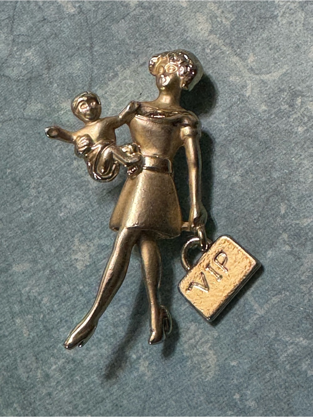 VINTAGE WORKING MOM GOLD TONE BROOCH